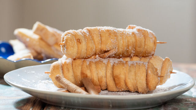 Espetadas de Fruta em Embrulhos de Massa Doce
