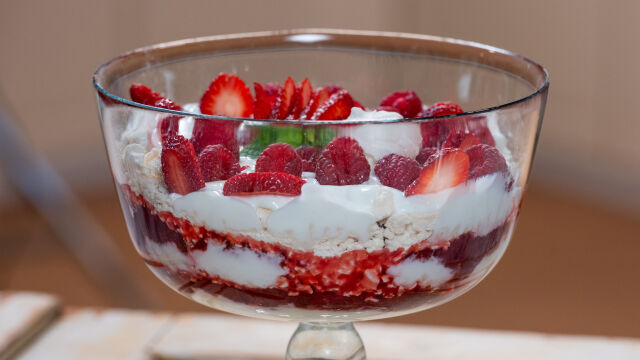 Doce com Frutos Vermelhos e Suspiros