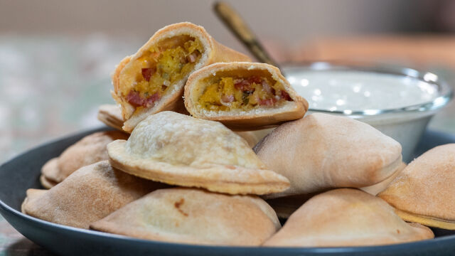 Pastéis de Massa Tenra com Batata-doce e Molho de Hortelã