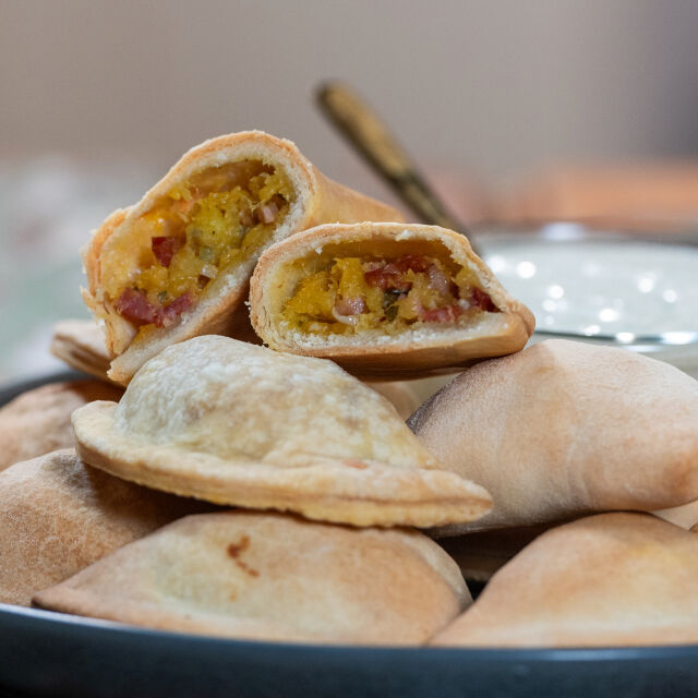 Pastéis de Massa Tenra com Batata-doce e Molho de Hortelã