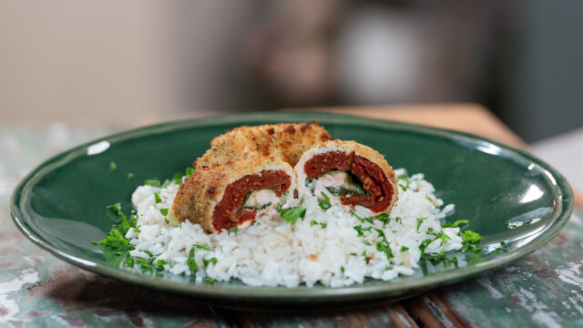 Enrolados de Frango com Tomate Seco, Mozarella e Espinafres