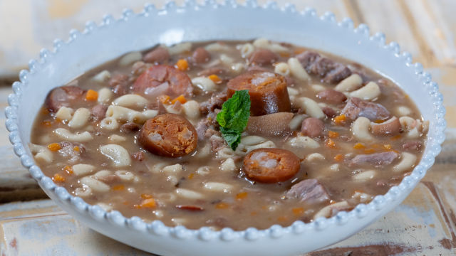 Sopa de Feijão com Carne e Massa Cotovelinhos