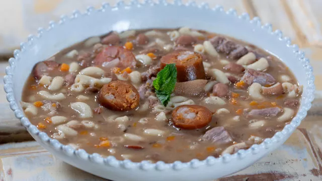 Sopa de Feijão com Carne e Massa Cotovelinhos