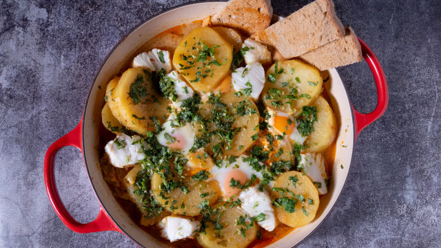 Caldeirada de Bacalhau com Ovos Escalfados