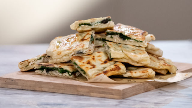 Gozleme de Frango, Azeitonas, Espinafres e Tomate Seco