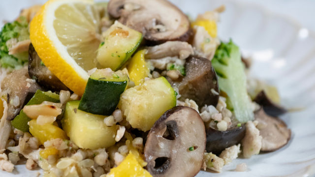 Trigo Sarraceno com Legumes no Forno e Frango Desfiado