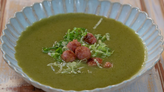 Sopa de Alface com Almôndegas Crocantes de Salsicha Fresca