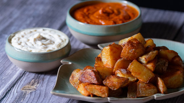 Batatas Bravas no Forno com Molho de Tomate e Maionese de Alho