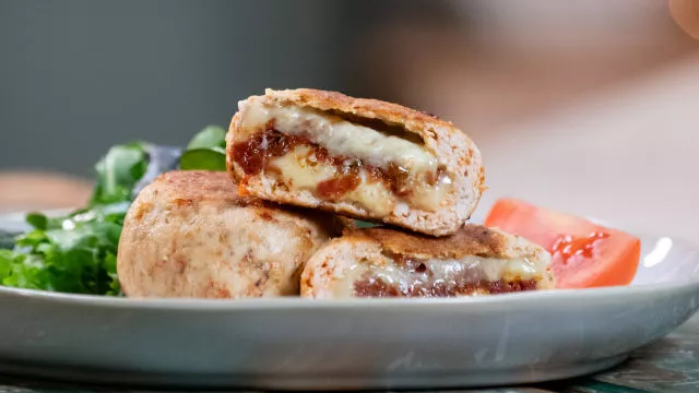 Hambúrguer de Frango Recheados com Tomate Seco e Queijo