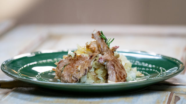 Borrego na Frigideira com Batata Caçoila