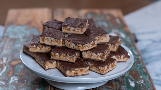 Quadrados de Amendoim, Caramelo e Chocolate
