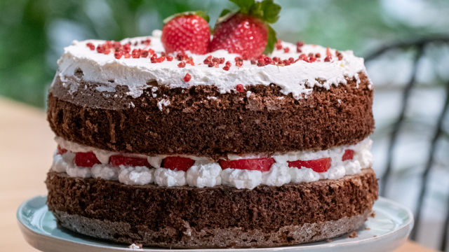 Bolo de Chocolate e Pimenta Rosa com Natas e Morangos