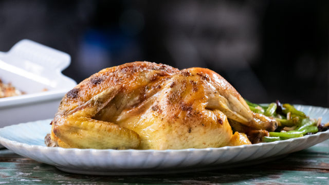 Frango Crocante com Migas Aromáticas no Forno