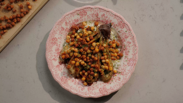 Beringelas Assadas com Feta e Grão