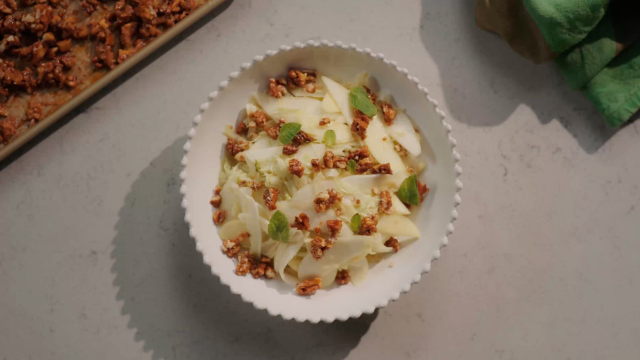 Salada de Maçã, Funcho e Nozes Caramelizadas