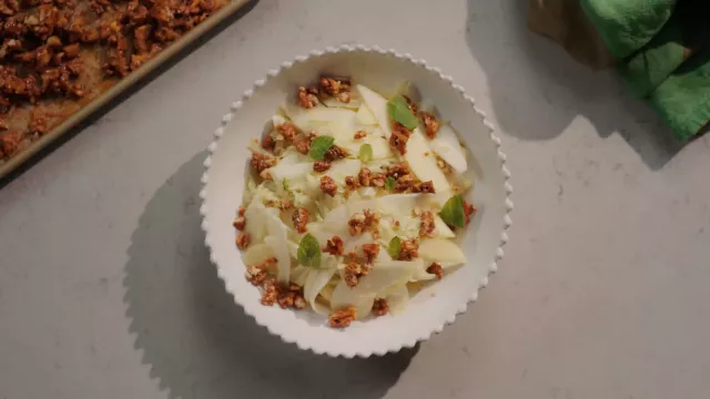 Salada de Maçã, Funcho e Nozes Caramelizadas