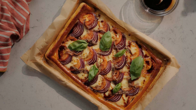 Tarte Caprese Folhada com Glacé de Vinagre Balsâmico