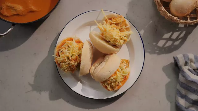 Bifanas #Superfáceis com Salada de Couve e Maçã