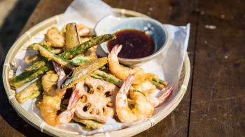 Tempura od škampa i povrća