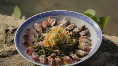 Zacrnjeni bonito sa ačara salatom