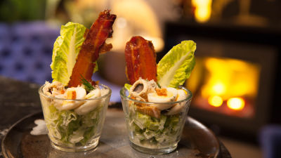 Čaše sa cezar salatom