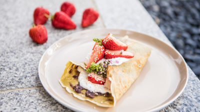 Maća palačinke sa prelivom od crvenog pasulja