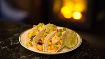 Tako sa škampima, avokadom i čili papričicom