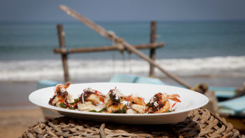 Grilovani banana škampi sa crnim biberom i sosom od lista karija