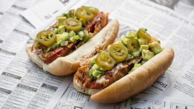 Hot-dog viršle sa slaninom, sirom i prelivom od avokada