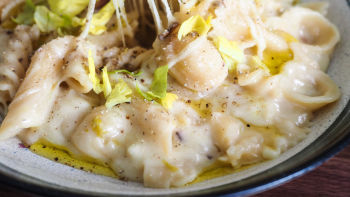 Mista testenina sa krompirom, pančetom i sirom provola