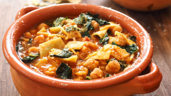 Testenina sa leblebijama i crnim keljom