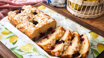 Kolač od jogurta, kupina i maslinovog ulja