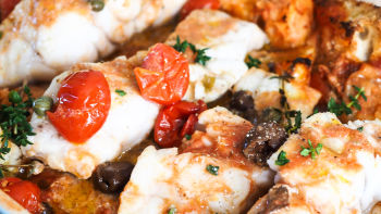 Pečena bela riba sa hlebom, čeri paradajzom, maslinama i kaparom