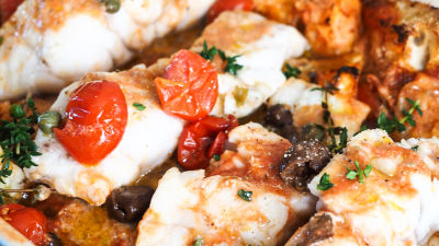 Pečena bela riba sa hlebom, čeri paradajzom, maslinama i kaparom