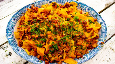 Stroganof sa dimljenom kobasicom