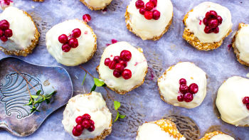 Kupe od bele čokolade, šumskog voća i kokosa