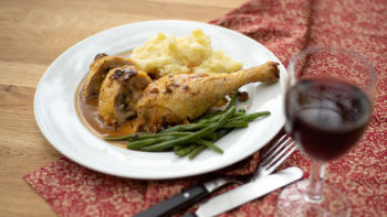 Punjeni pileći batak sa pečurkama i sirom