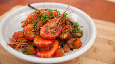 Rečni škampi prženi u tiganju sa šalot lukom i puterom