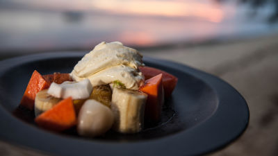 Tropsko voće sa belom čokoladom i musom od kokosa