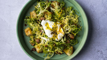 Salata od endivije sa slaninom i jajima