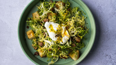 Salata od endivije sa slaninom i jajima