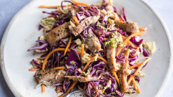 Salata od kineske piletine sa prelivom od slanine