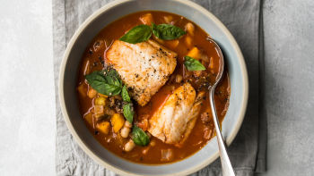 Paprikaš od paradajza, pasulja i ribe