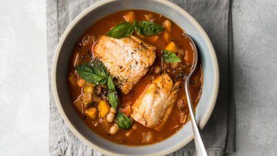 Paprikaš od paradajza, pasulja i ribe