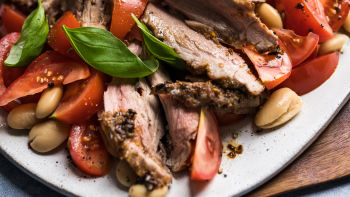 Jagnjetina sa koricom od začina, uz salatu od belog pasulja i paradajza