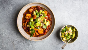 Ljutkasti škampi sa meksičkim pasuljem i sosom od avokada