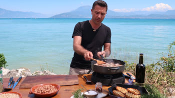 Italijanske kobasice, pasulj i ćabata sa belim lukom