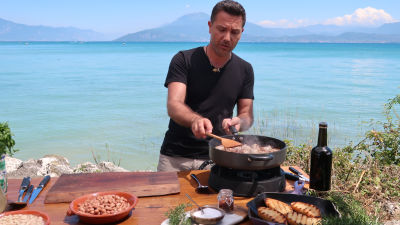 Italijanske kobasice, pasulj i ćabata sa belim lukom