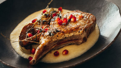 Svinjske krmenadle sa jabukama i palentom