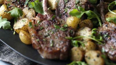 Jagnjeći kotleti s nanom, čilijem i zlatnim krompirom